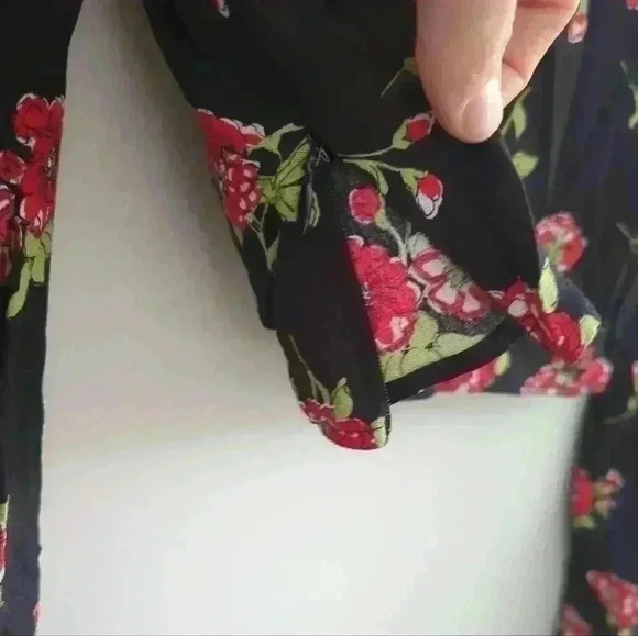 ZARA  | Black/Red Floral Long Sleeve Knotted Crop Top - Picture 6 of 6